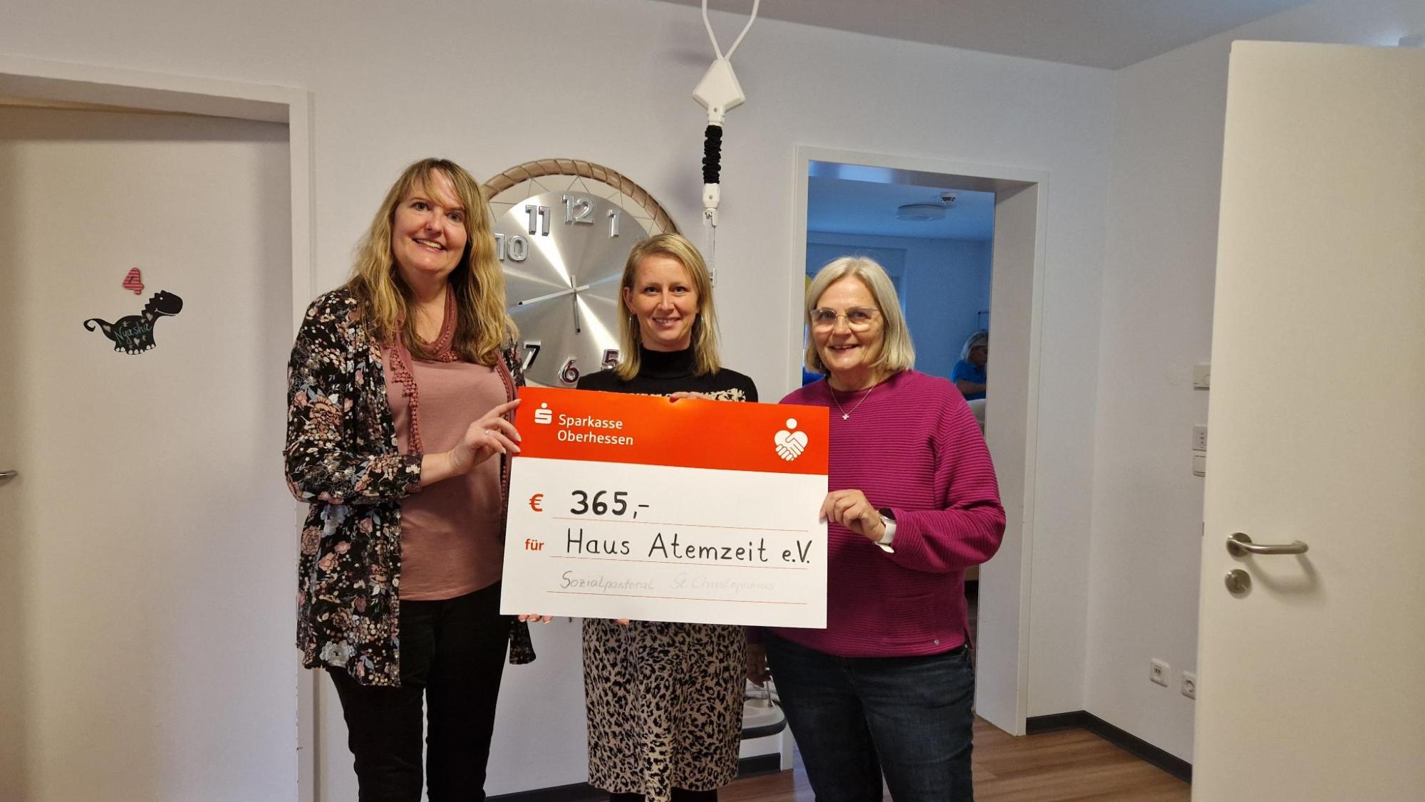 Spendenübergabe von links: A. Nebeling, E. Gette, I. Burkert