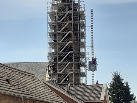 Eingerüsteter Kirchturm
