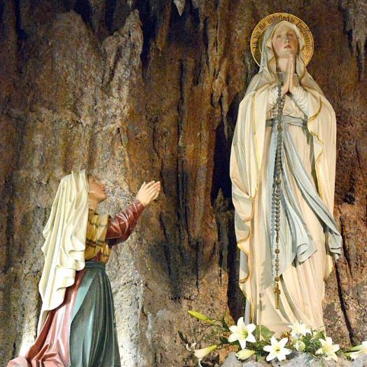 Nachbildung der Grotte in Lourdes (c) Johannes Wiesmann, Pfarrbriefservice.de