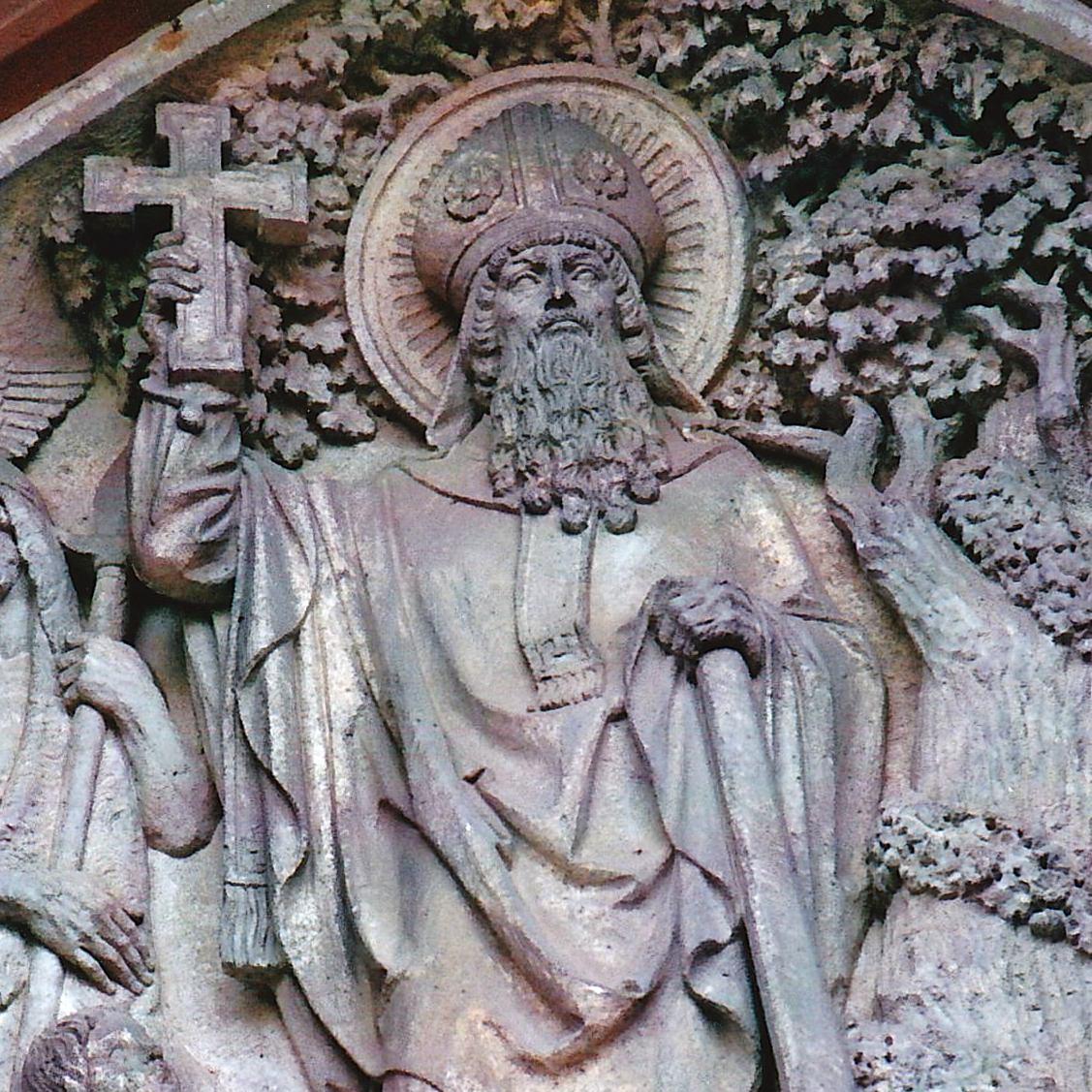 Bonifatius-Relief über dem Hauptportal unserer Pfarrkirche