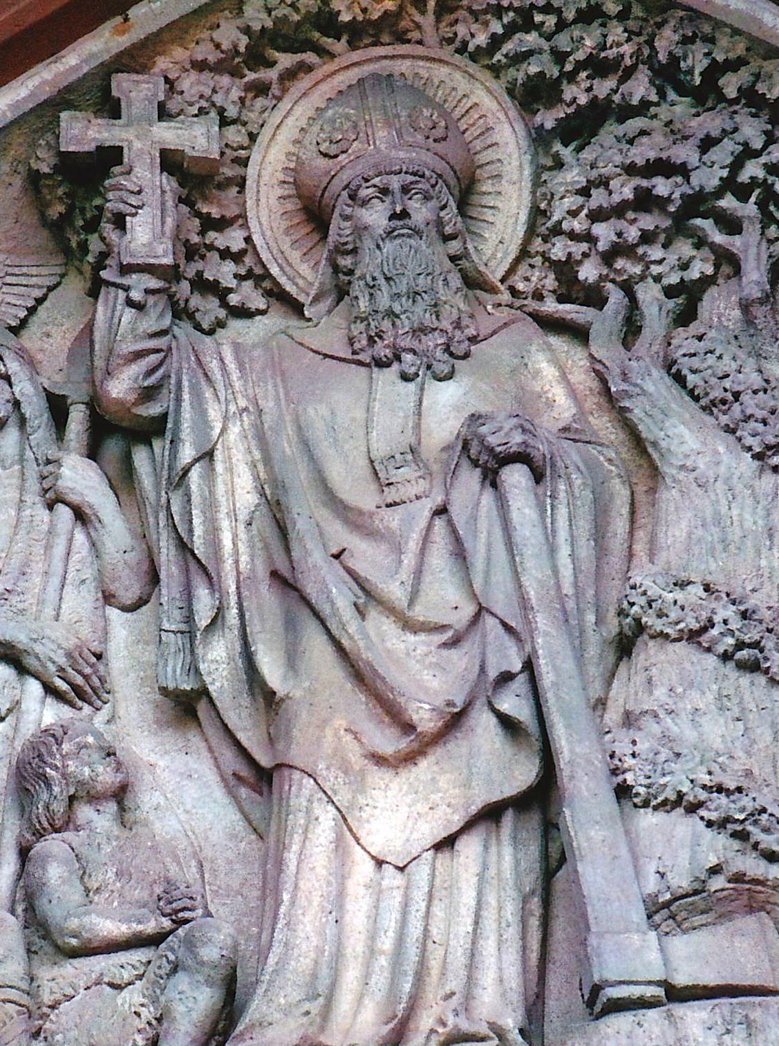 Bonifatius-Relief über dem Hauptportal unserer Pfarrkirche (c) Brigitta Gebauer
