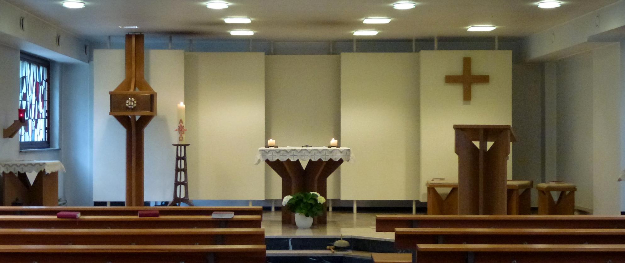 Blick auf die Altarwand mit Tabernakel, Altar und Ambo (c) Brigitta Gebauer 2016