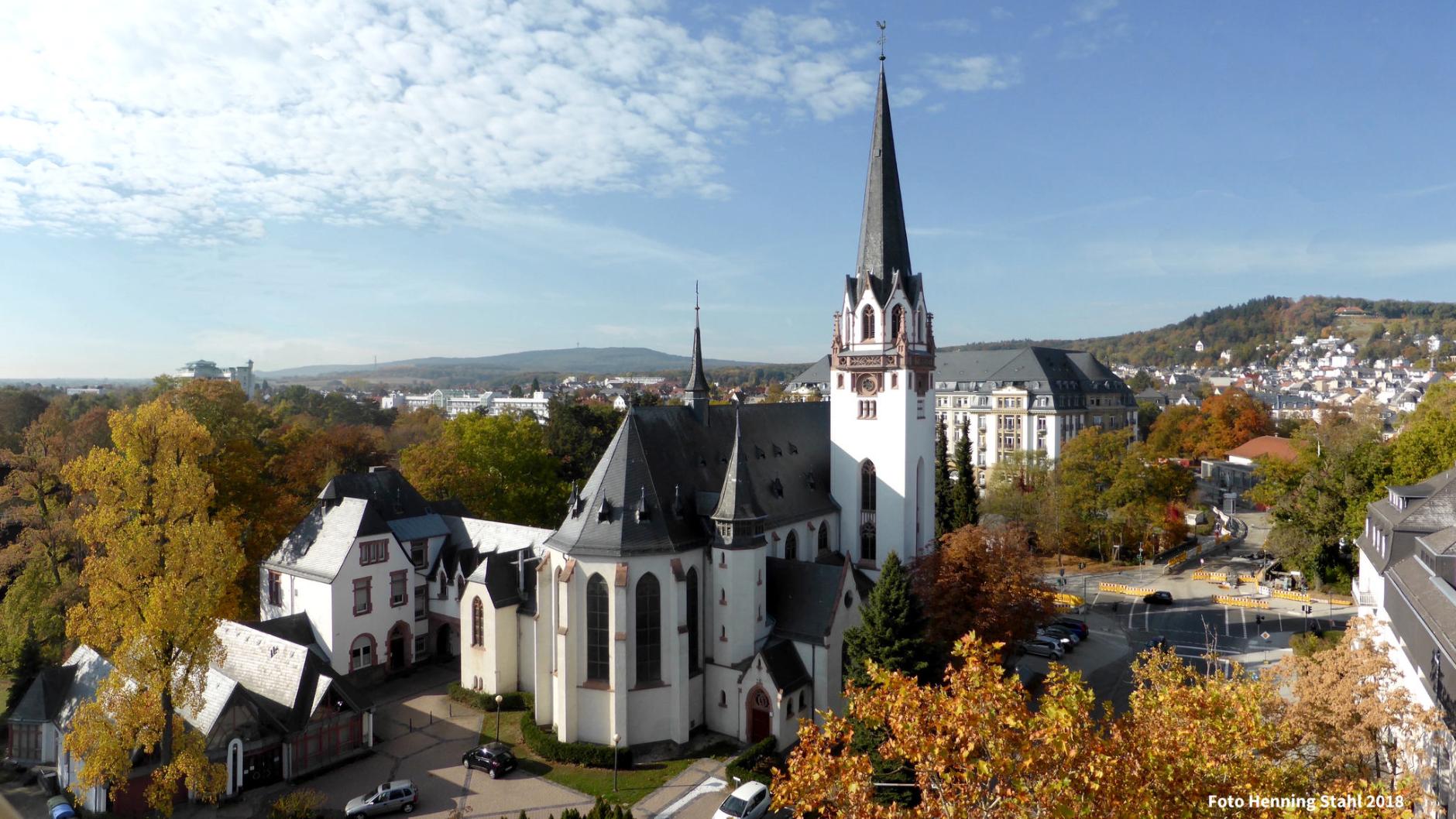 Gesamtanlage St. Bonifatius: Gemeindezentrum,  Pfarrhaus und Pfarrkirche; rechts hinten Blick auf den Johannisberg (c) Henning Stahl 2018