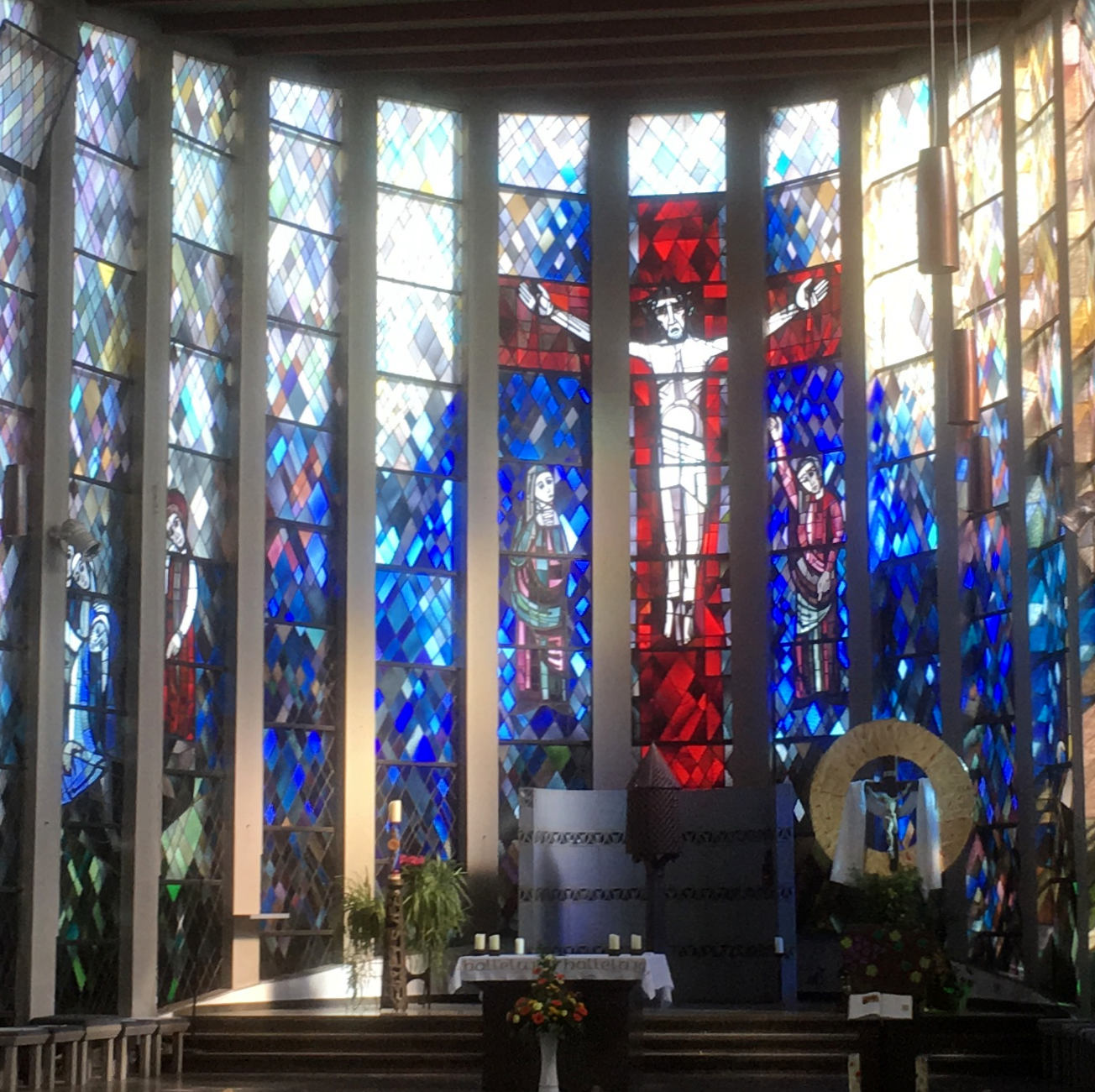 Das eindrucksvolle Chorfenster der kath. Kirche St. Andreas in Altenstadt