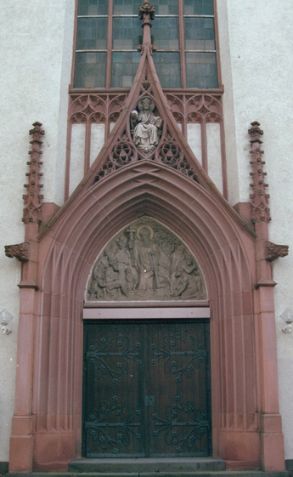 Haupteingang mit Bonifatius-Relief, im Gipfel darüber Christkönigsfigur (c) Michalik