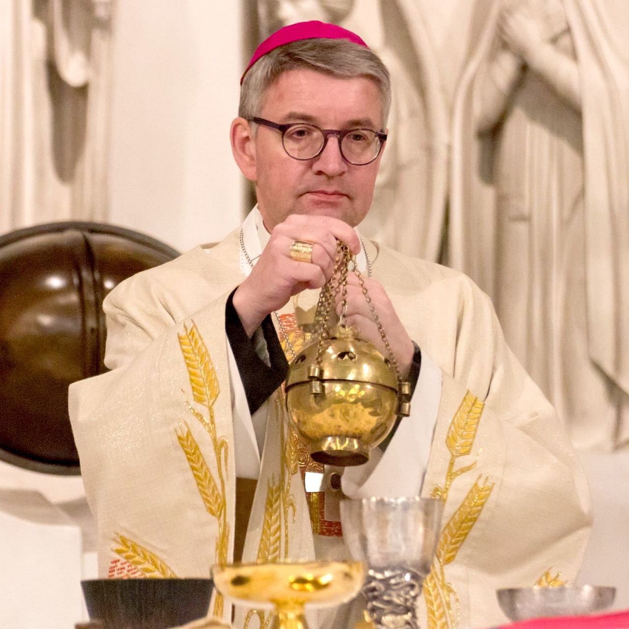 Zu Beginn der Hl. Messe beweihräuchert Bischof Kohlgraf den Altar