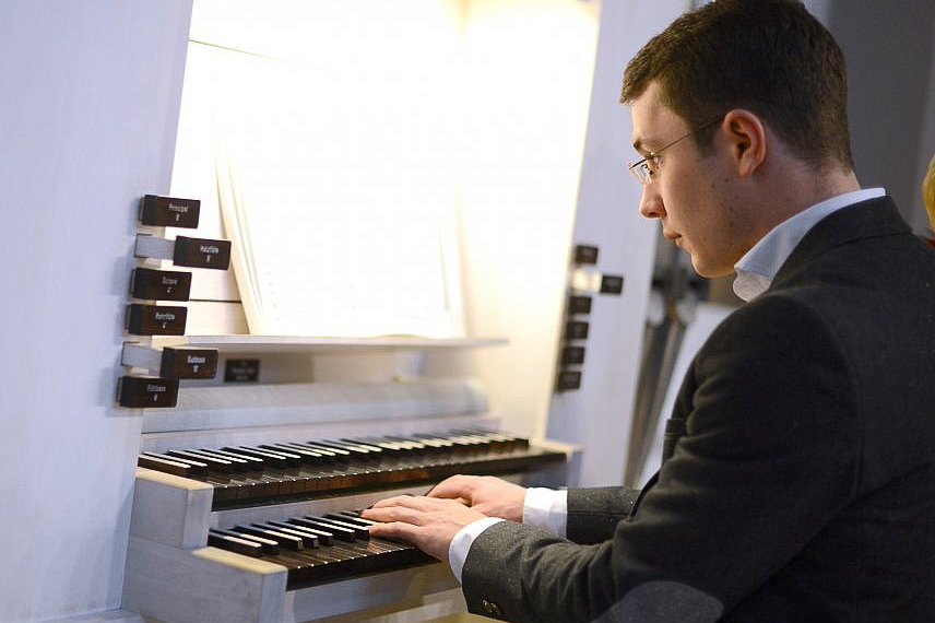 Der Seligenstädter Regionalkantor Felix Ponizy beim Osterhochamt an der Orgel (c) privat