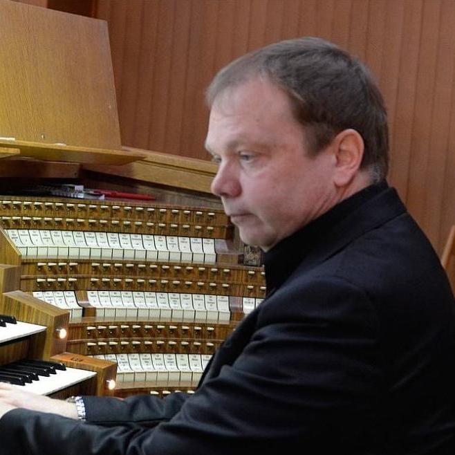 An der Orgel des Frankfurter Kaiserdoms: Dommusikdirektor Andreas Boltz