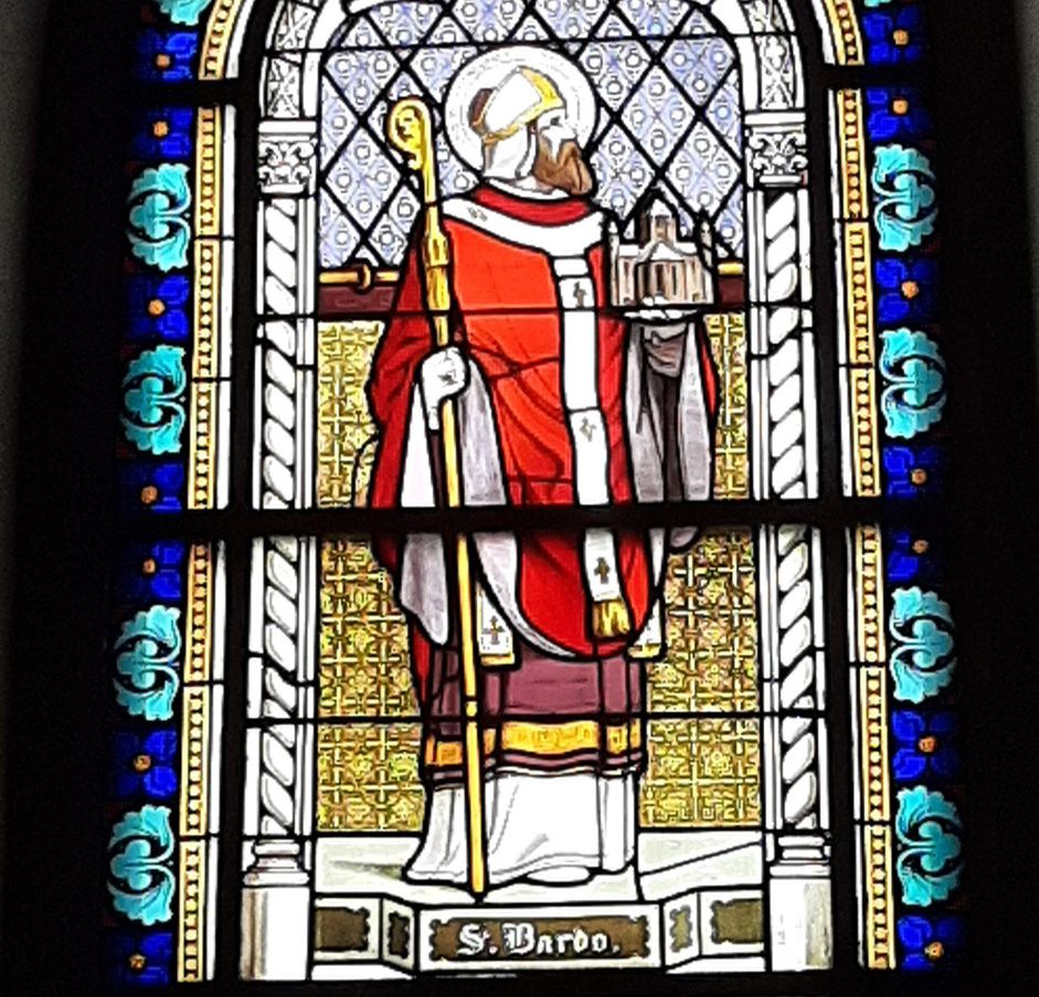 Fensterbild des Heiligen Bardo in der Kirche St. Laurentius Oppershofen (c) Foto: Norbert Nagel