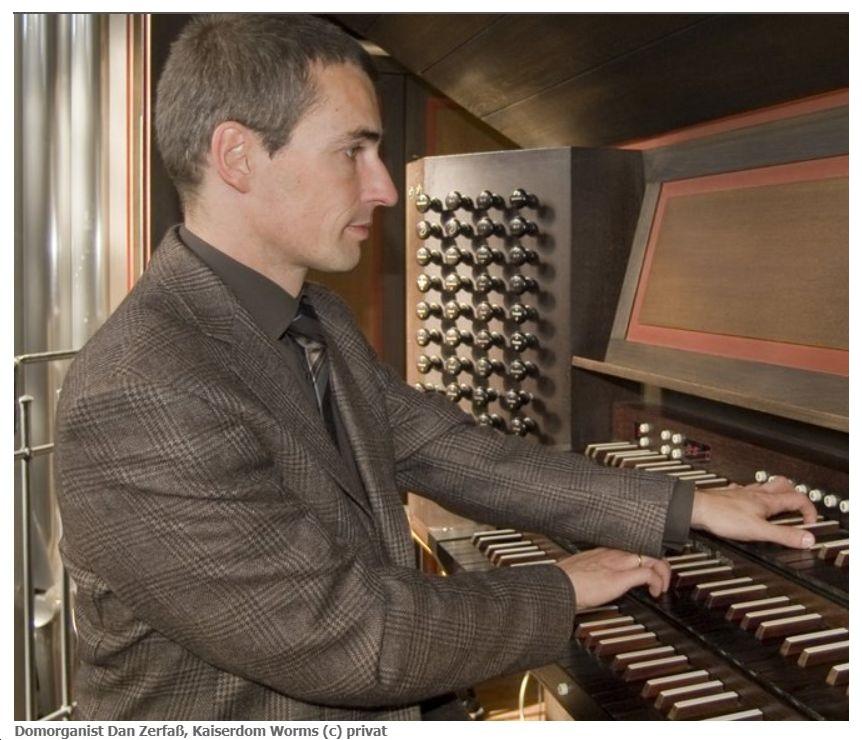 Dan Zerfass an der Orgel des Kaiserdoms zu Worms (c) privat