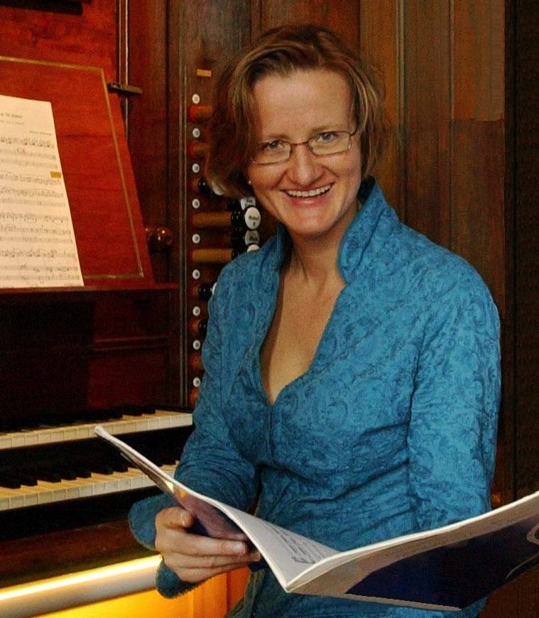 Marina Sogorski an einer Orgel in Gießen (c) privat