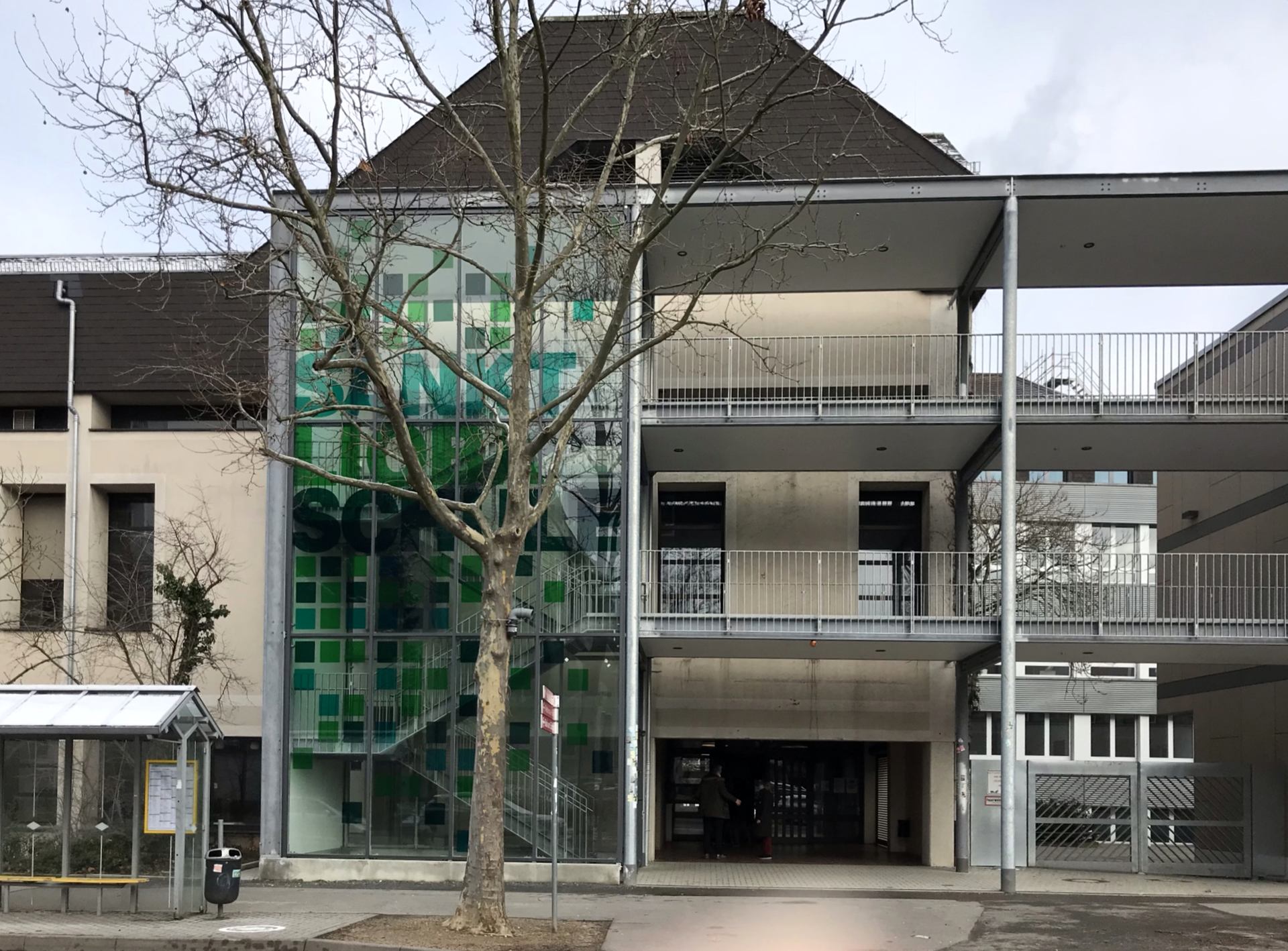 Frontseite des benachbarten St.Lioba-Gymnasiums (c) Brigitta Gebauer 2021