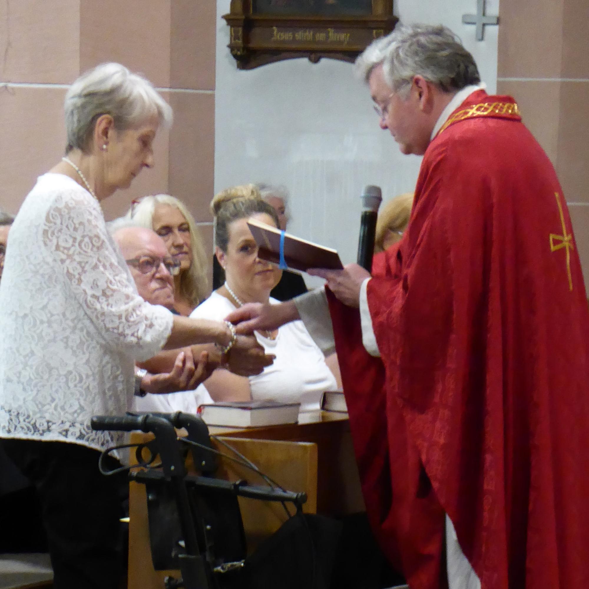 Pfarrer Rühl segnet das „diamantene“ Ehepaar