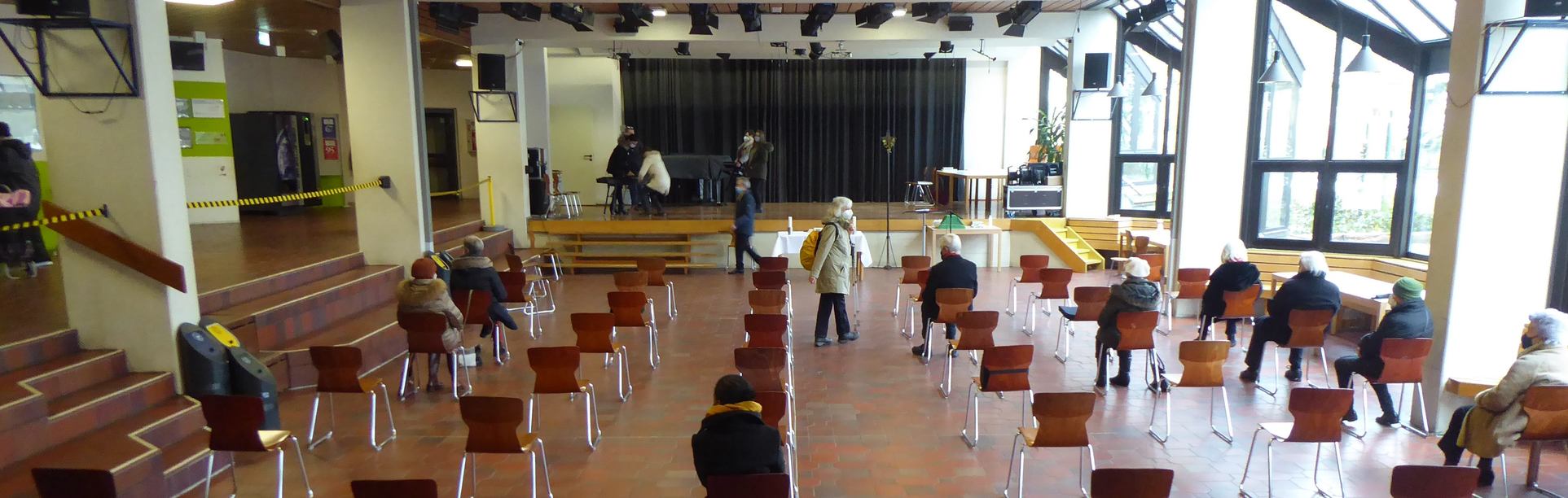 Die helle Pausenhalle der St.Lioba-Schule bietet viel Platz (c) Brigitta Gebauer 2021
