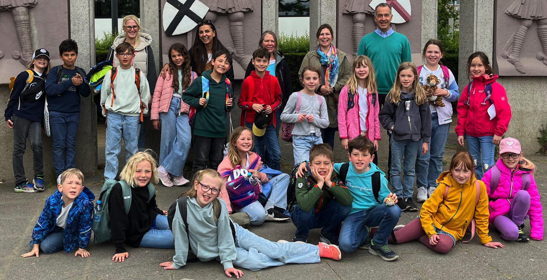 Kommunionkinder mit BetreuerInnen am Rheinufer (c) Stephanie Veith '25