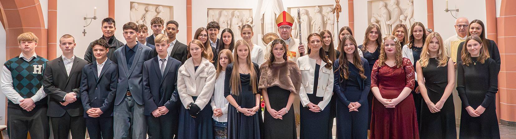 Die Gefirmten mit ihrem Firmspender in St. Bonifatius (c) Stephanie Veith 2025