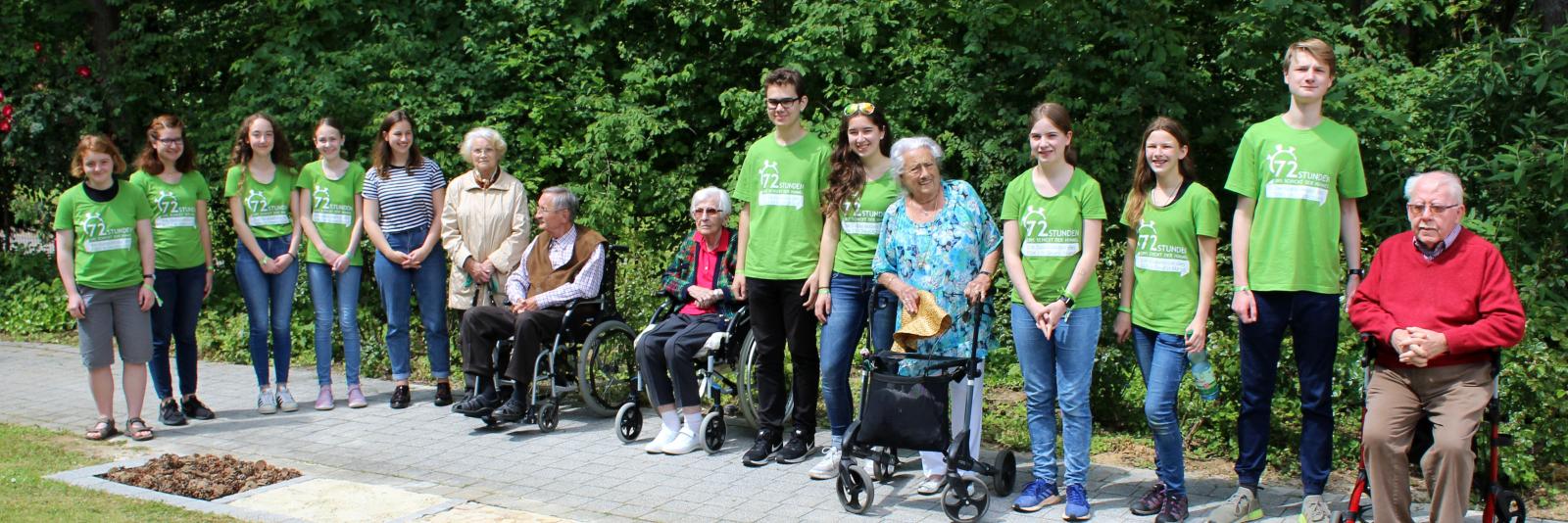 Mitglieder der  Jugendgruppe Bonifatius und Senioren der Kaiserbergklinik bei der 72-Stunden-Aktion 2019 (c) Bettina Fritz