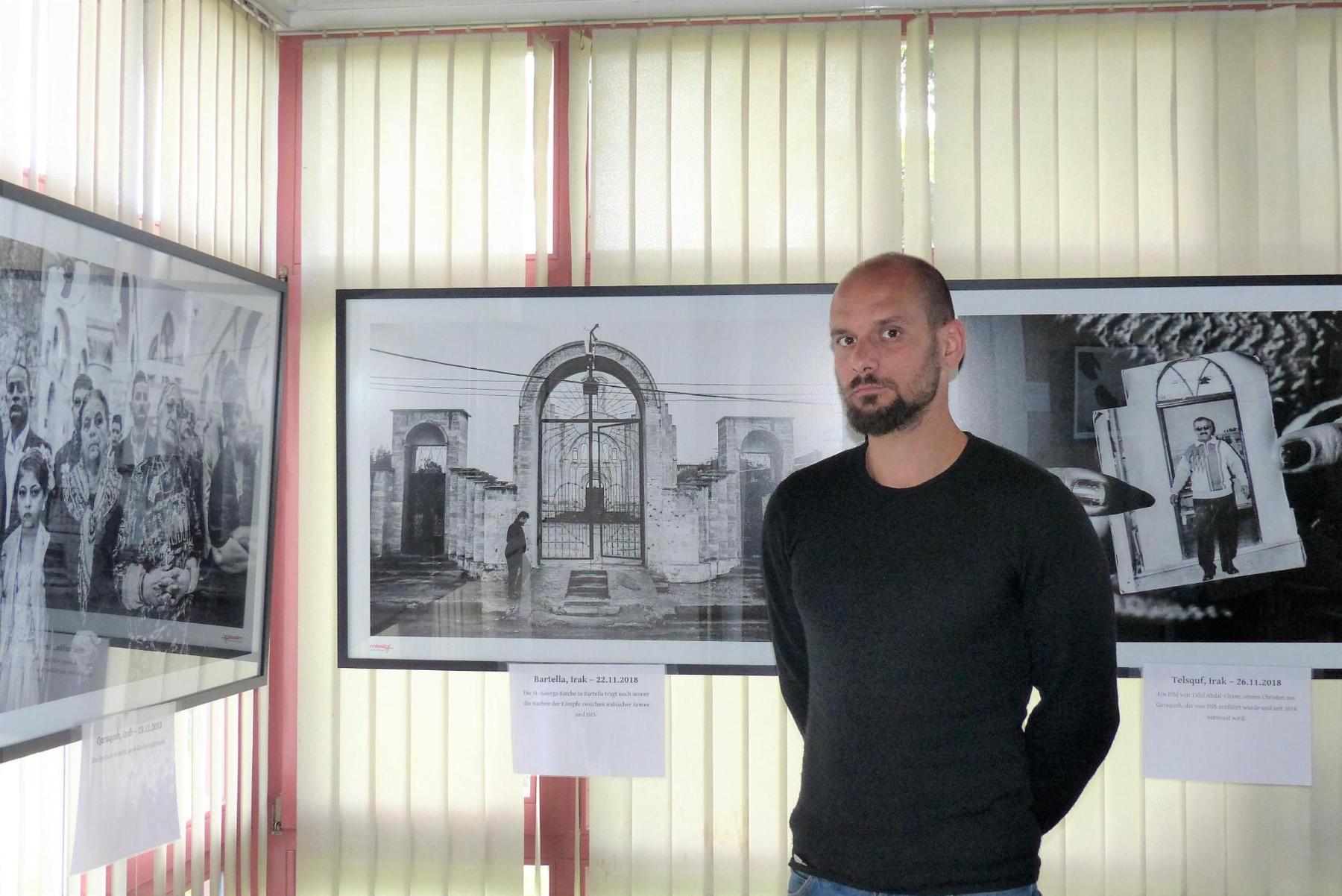 Andy Spyra vor eigenen Fotos in der Ausstellung (c) Hanna von Prosch