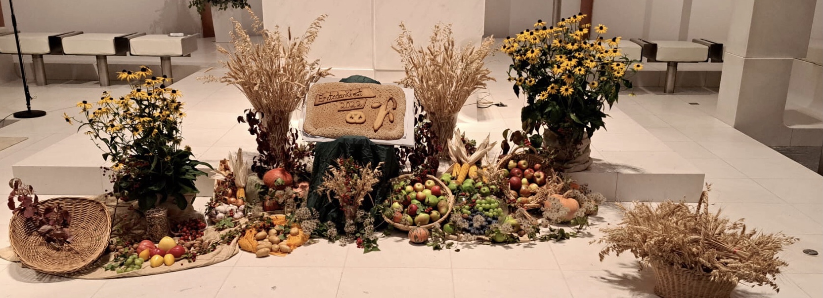 Prachtvoller Obst-, Gemüse- und Blumenschmuck im Altarraum (c) Waldemar Krenz