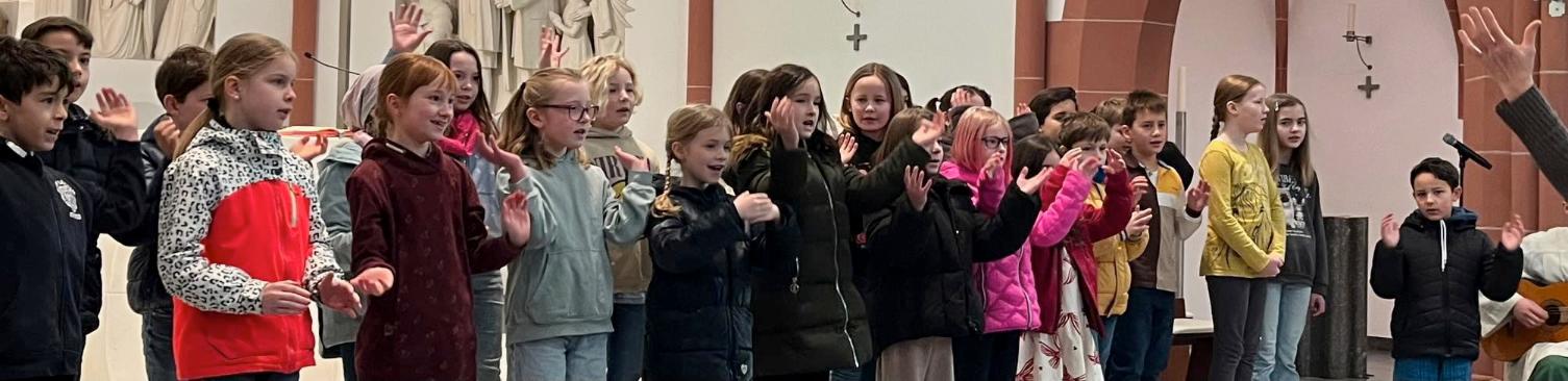 EK-Kinder singen im Vorstellungsgotesdienst (c) Stephanie Veith '25