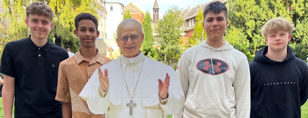 Papst Leo 14. und Bad Nauheimer Firmlinge beim Begegnungstag in Mainz (c) Stephanie Veith '25