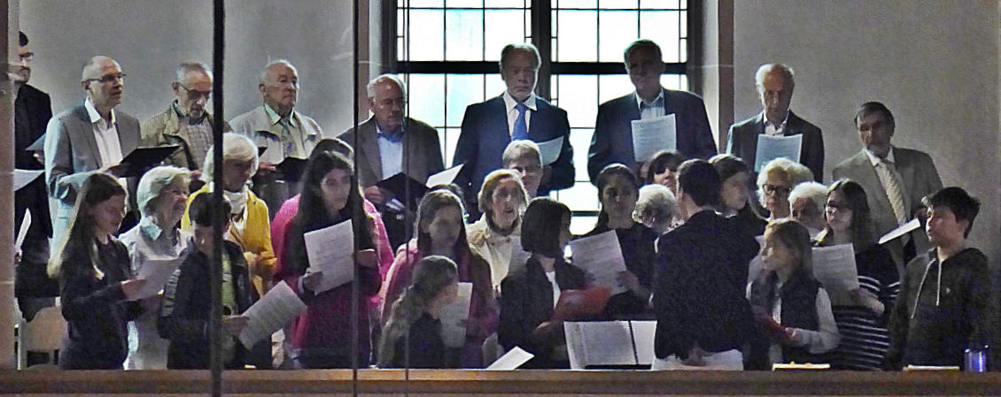 Kirchenchor und Jugendchor bei der Probe auf der Orgelempore (c) Brigitta Gebauer