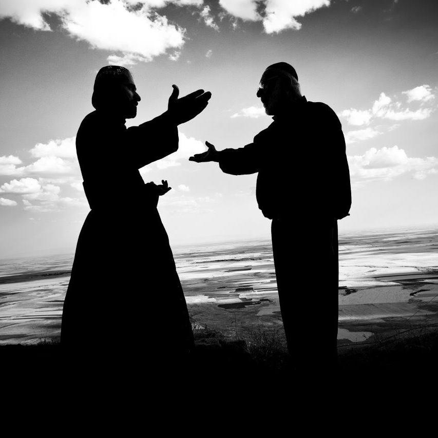 Mönch und Muslim im friedlichen Gespräch (c) Andy Spyra