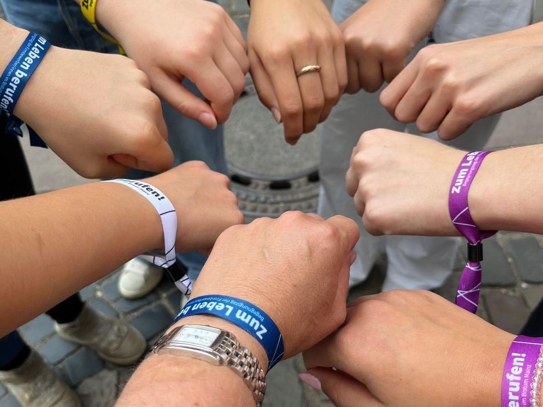 Armbänder vom Begegnungstag