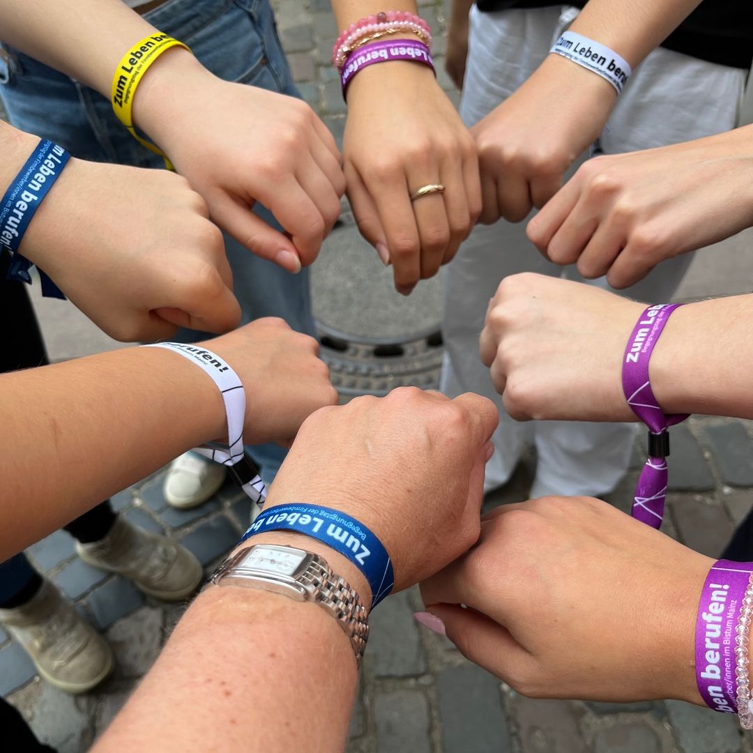 Armbänder vom Begegnungstag (c) Stephanie Veith '25
