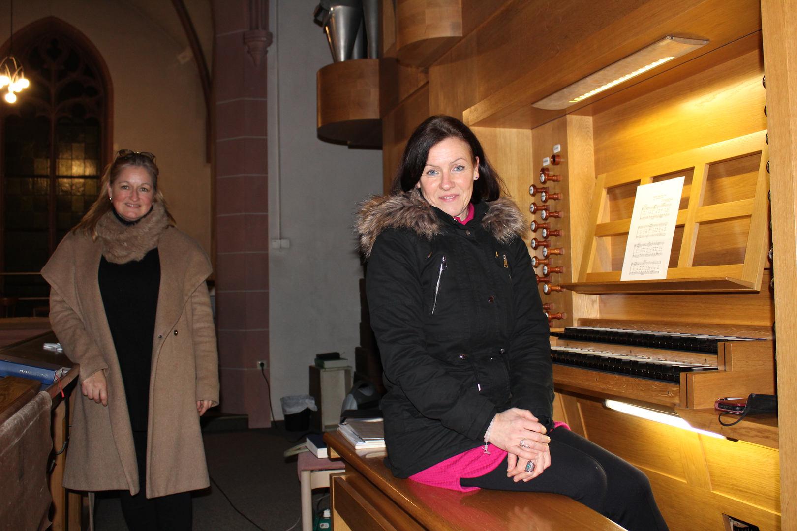 An der Orgel in St. Bonifatius: Katia Plaschka und Eva Maria Anton (c) Gerhard Kollmer 2020