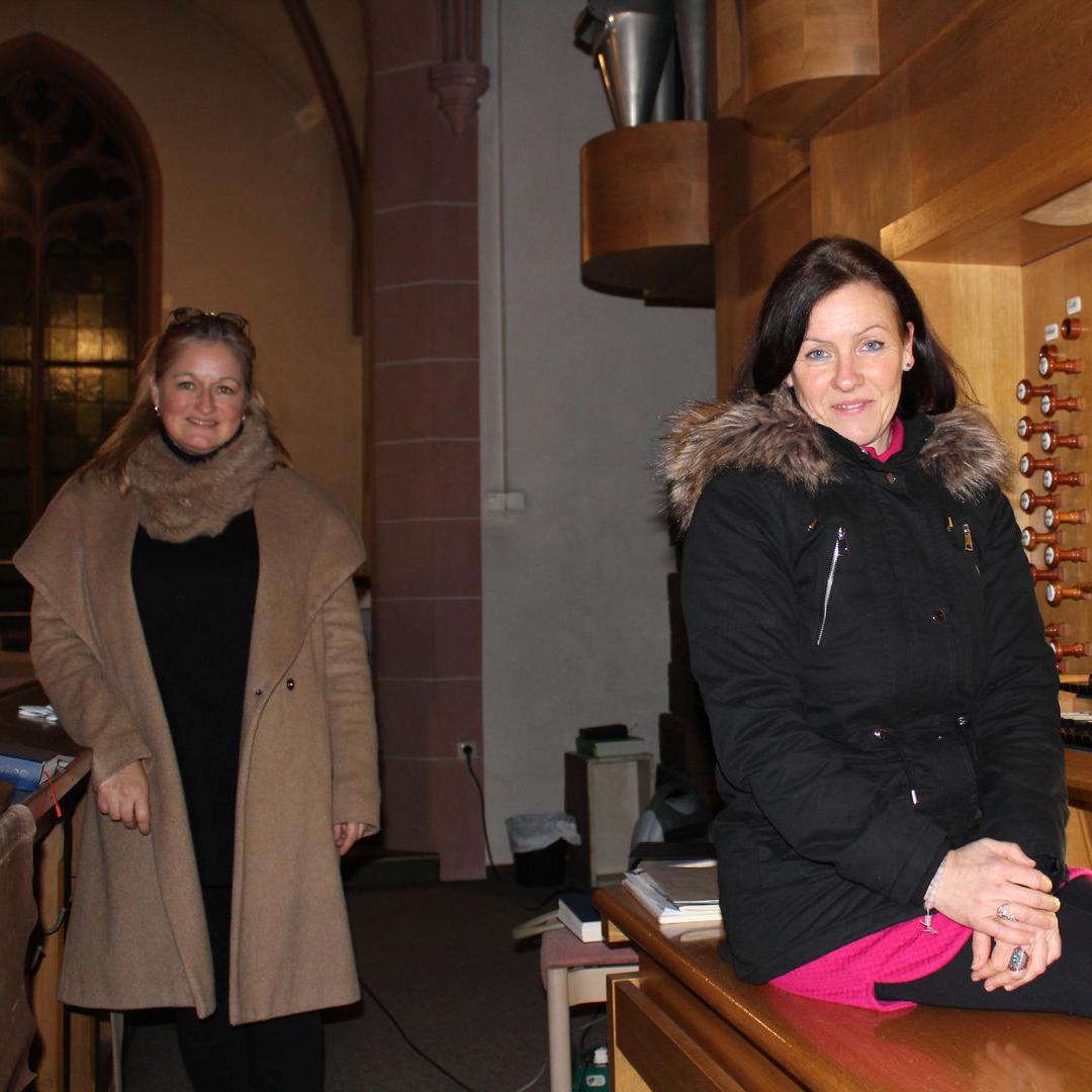 An der Orgel in St. Bonifatius: Katia Plaschka und Eva Maria Anton