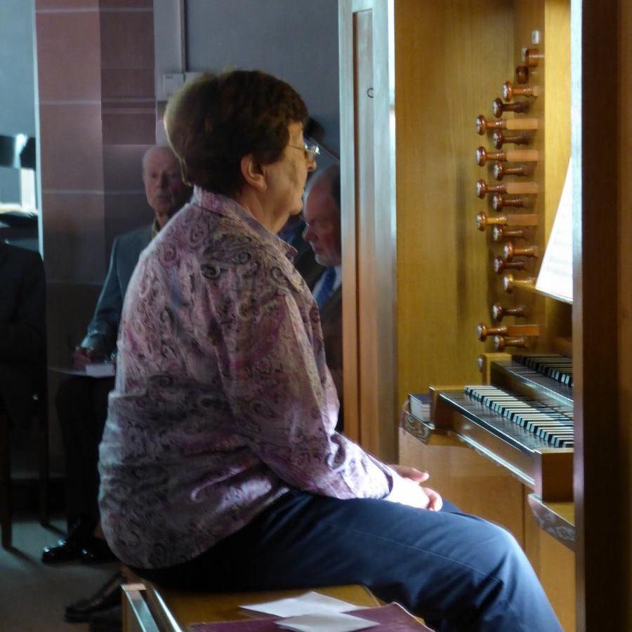 Seit Jahrzehnten auch an unserer Orgel: Agnes Margraf