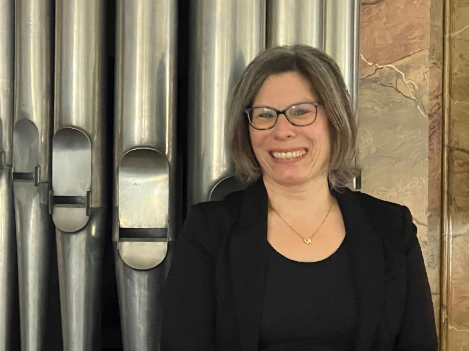 Martina Pungitore vor Ihrem Lieblingsinstrument (c) privat