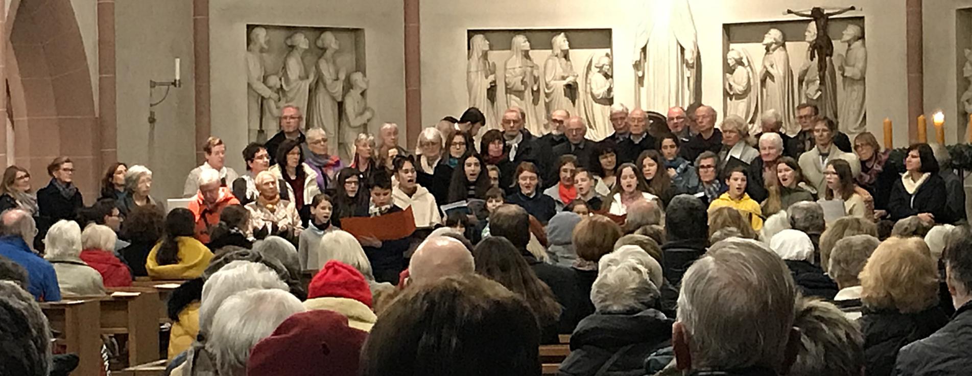 Der Kinder- und Jugendchor St. Bonifatius singt hier vor den Erwachsenen stehend (c) Brigitta Gebauer 2019