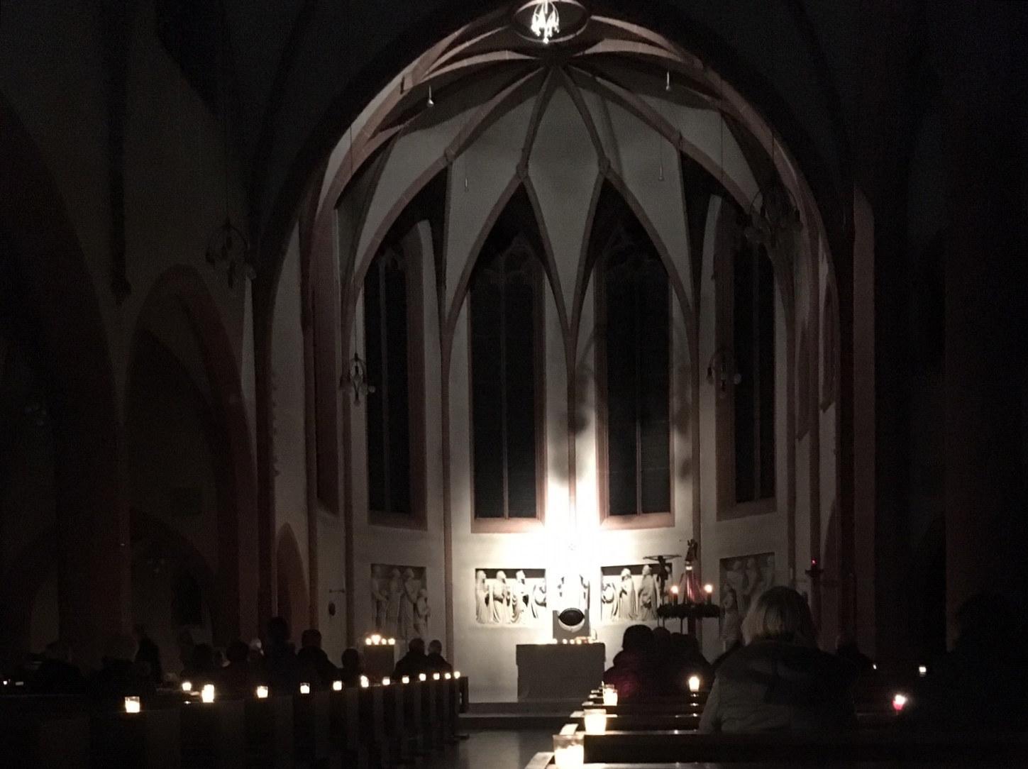 Bei manchen Rorate-Gottesdiensten wird die Kirche nur von Kerzen erleuchtet (c) Brigitta Gebauer 2018
