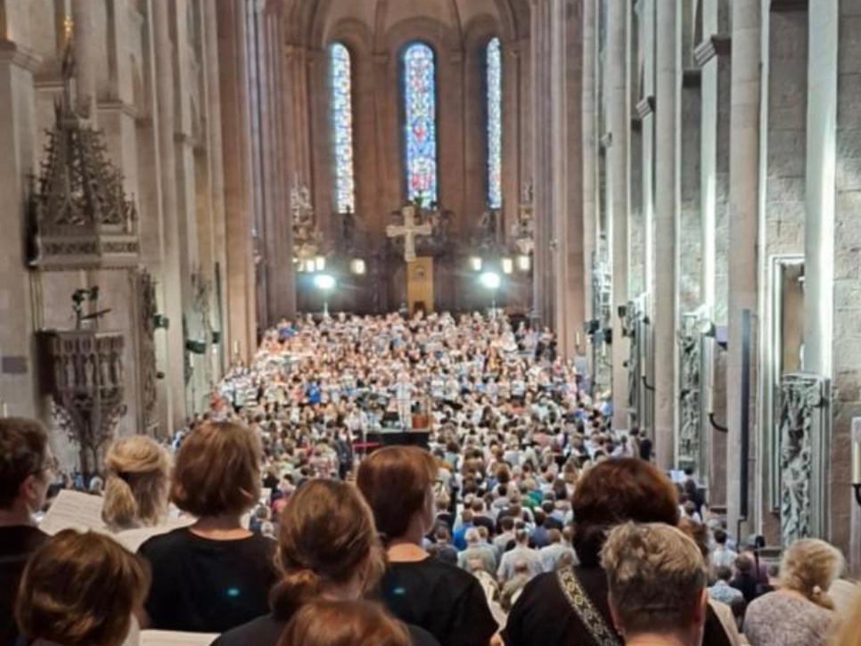 1500 singen begeistert mit John Rutter