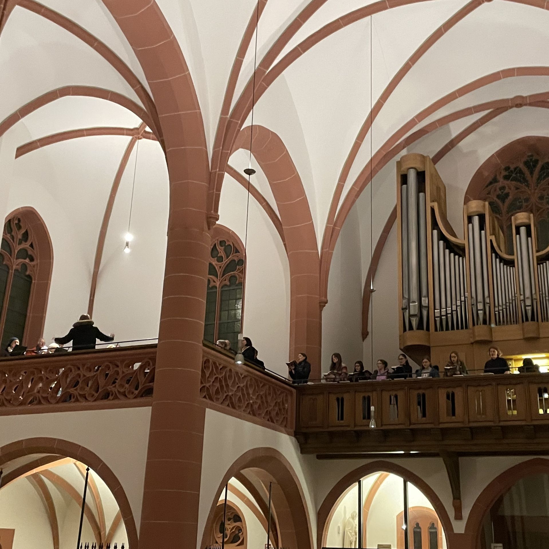Füllten den Kirchenraum mit wohltönendem Klang: Kirchen– und Jugendchor.