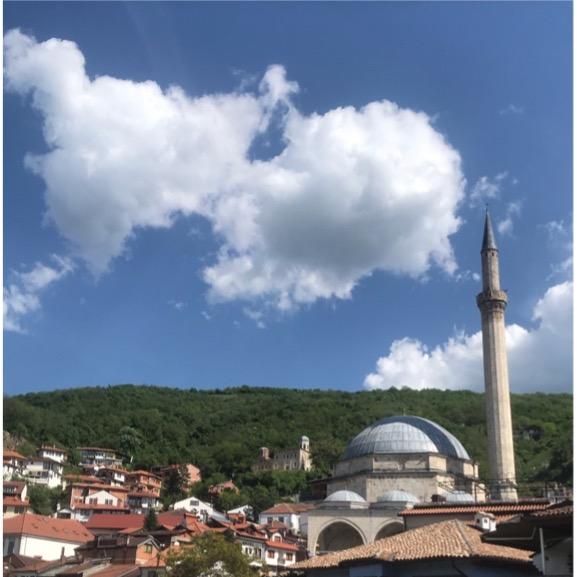 Stadtbild von Prizren mit Moschee