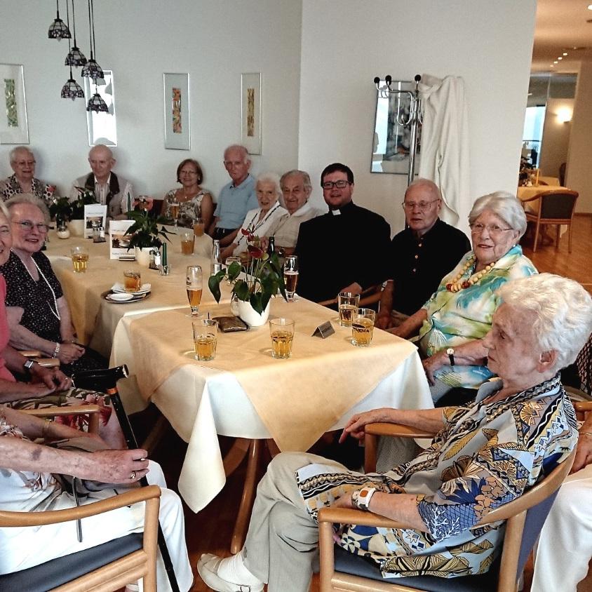 Abschied: Kaplan Wornath im Kreise von Aeskulap-Senioren