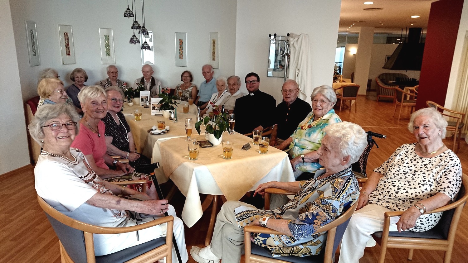 Abschied: Kaplan Wornath im Kreise von Aeskulap-Senioren (c) privat