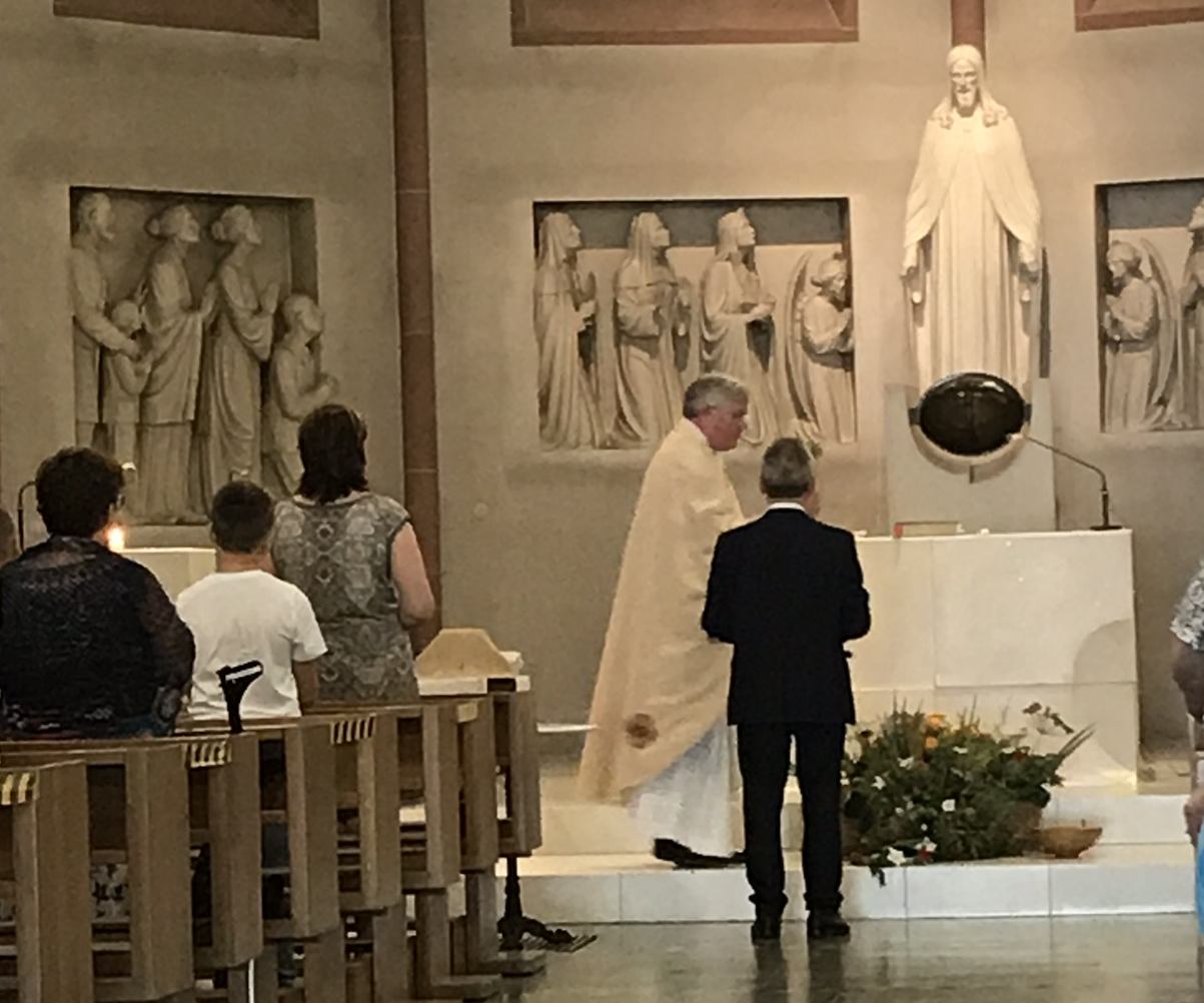 Pfarrer David J. Rühl segnet die Kräutersträuße (c) Brigitta Gebauer 2020