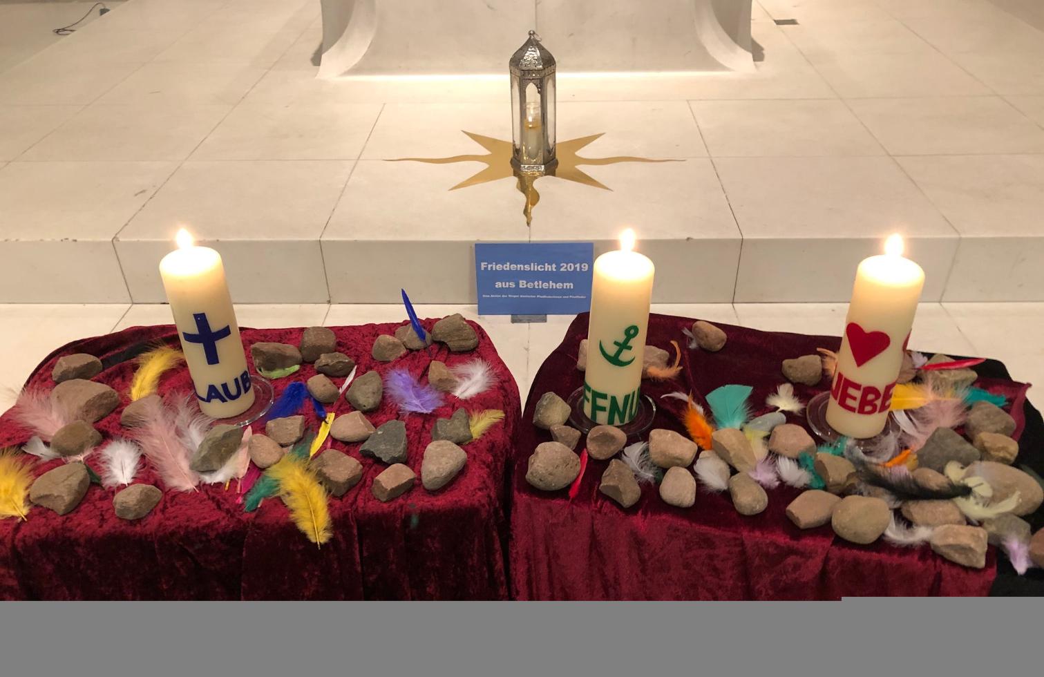 In der ökumenischen Andacht entzündet: Drei Kerzen für Glaube, Hoffnung und Liebe (c) Stephanie Veith 2019