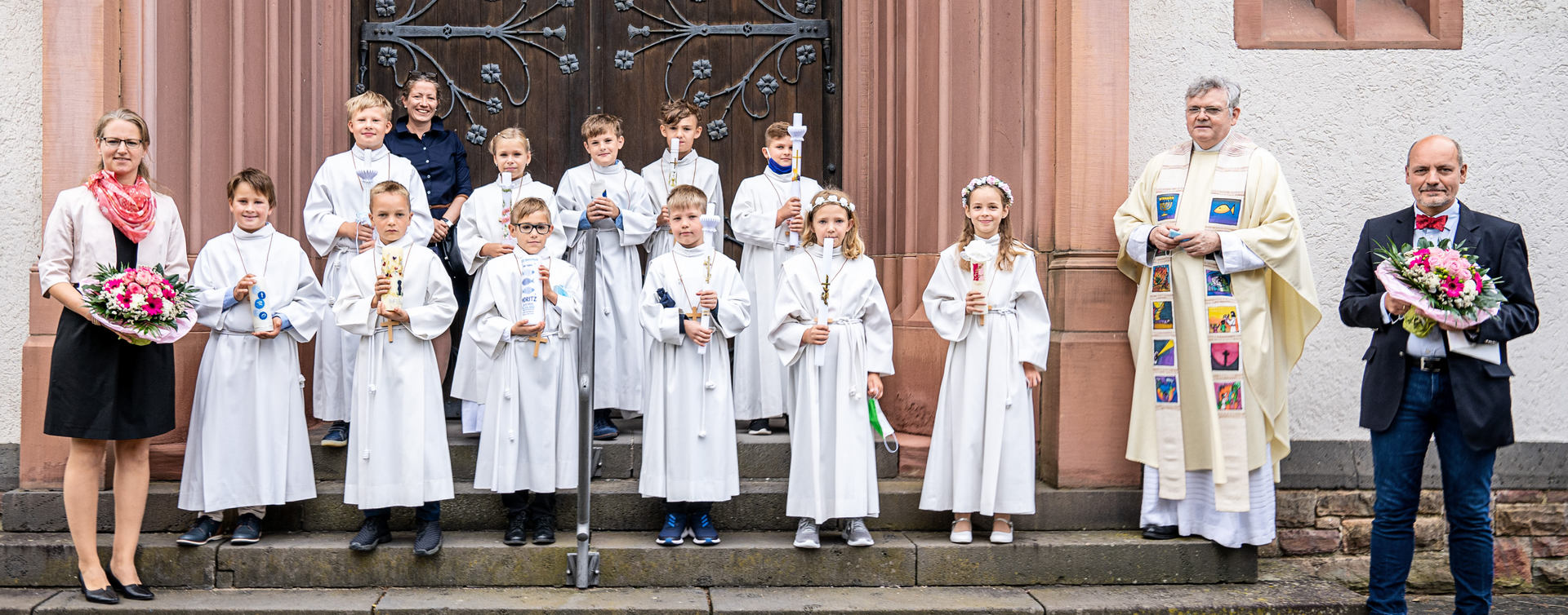 Erste Gruppe nach Empfang der Hl. Kommunion Im festlichen Gewand vor dem Kirchenportal (c) Foto Stöber 2020