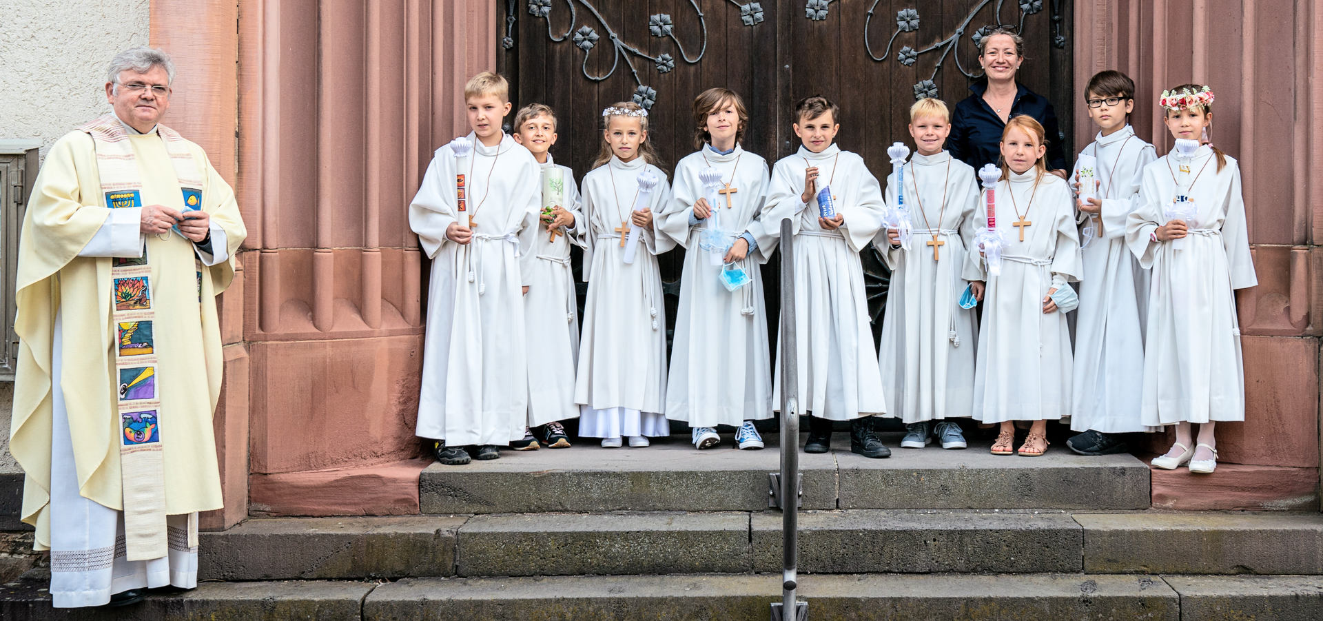 Zweite Gruppe nach Empfang der Hl. Kommunion Im festlichen Gewand vor dem Kirchenportal (c) Foto Stöber 2020 / Hannah Weinmann