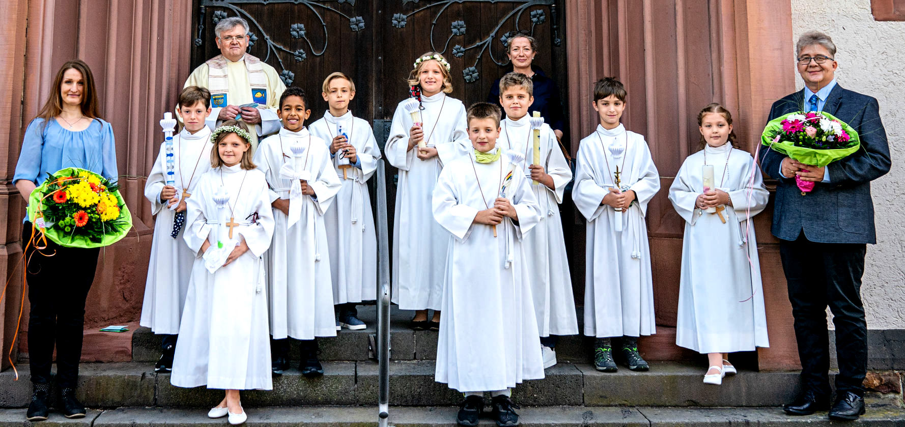 Dritte Gruppe nach Empfang der Hl. Kommunion Im festlichen Gewand vor dem Kirchenportal (c) Foto Stöber