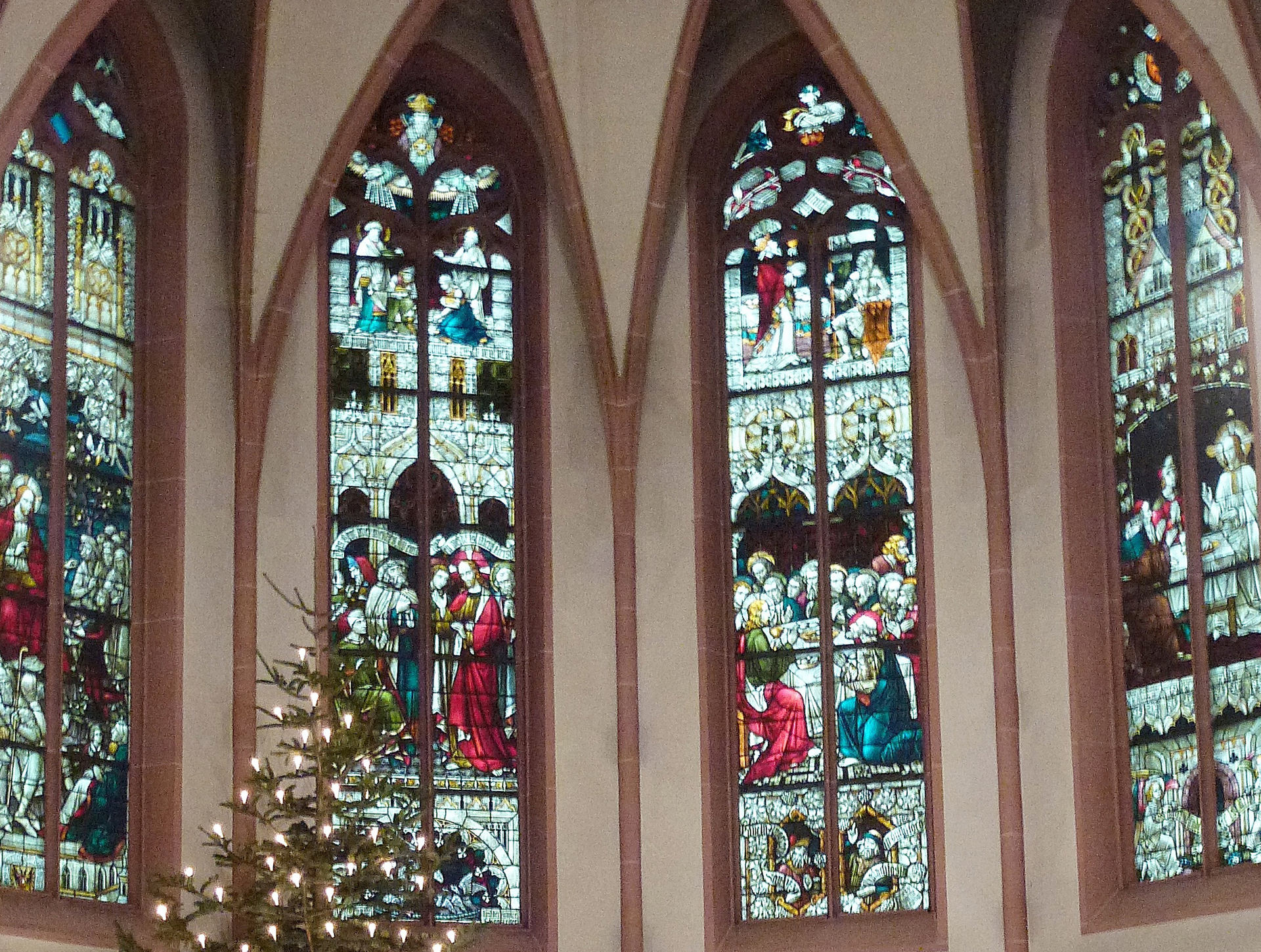 Die wunderschönen Buntglasfenster im Altarraum (c) Hedwig Rohde 2021