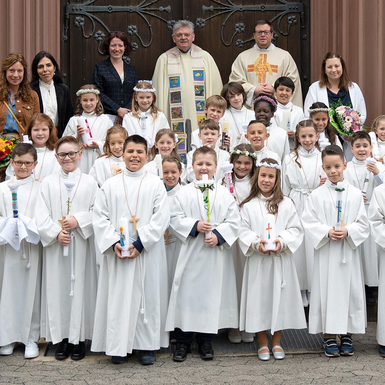 Erstkommunionkinder mit Geistlichen, Gemeindereferentin und Katechetinnen