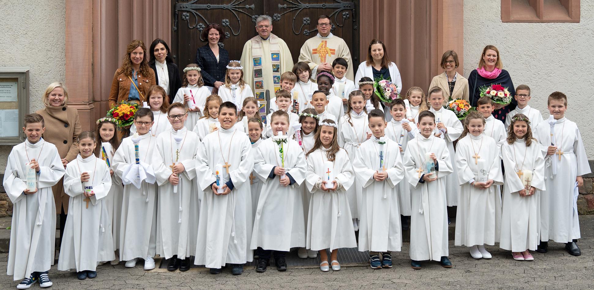 Erstkommunionkinder mit Geistlichen, Gemeindereferentin und Katechetinnen (c) Foto-Stöber