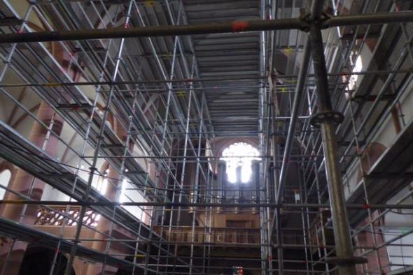 Das Innere unserer Pfarrkirche wird mittlerweile von Gerüsten ausgefüllt (c) Brigitta Gebauer 2021