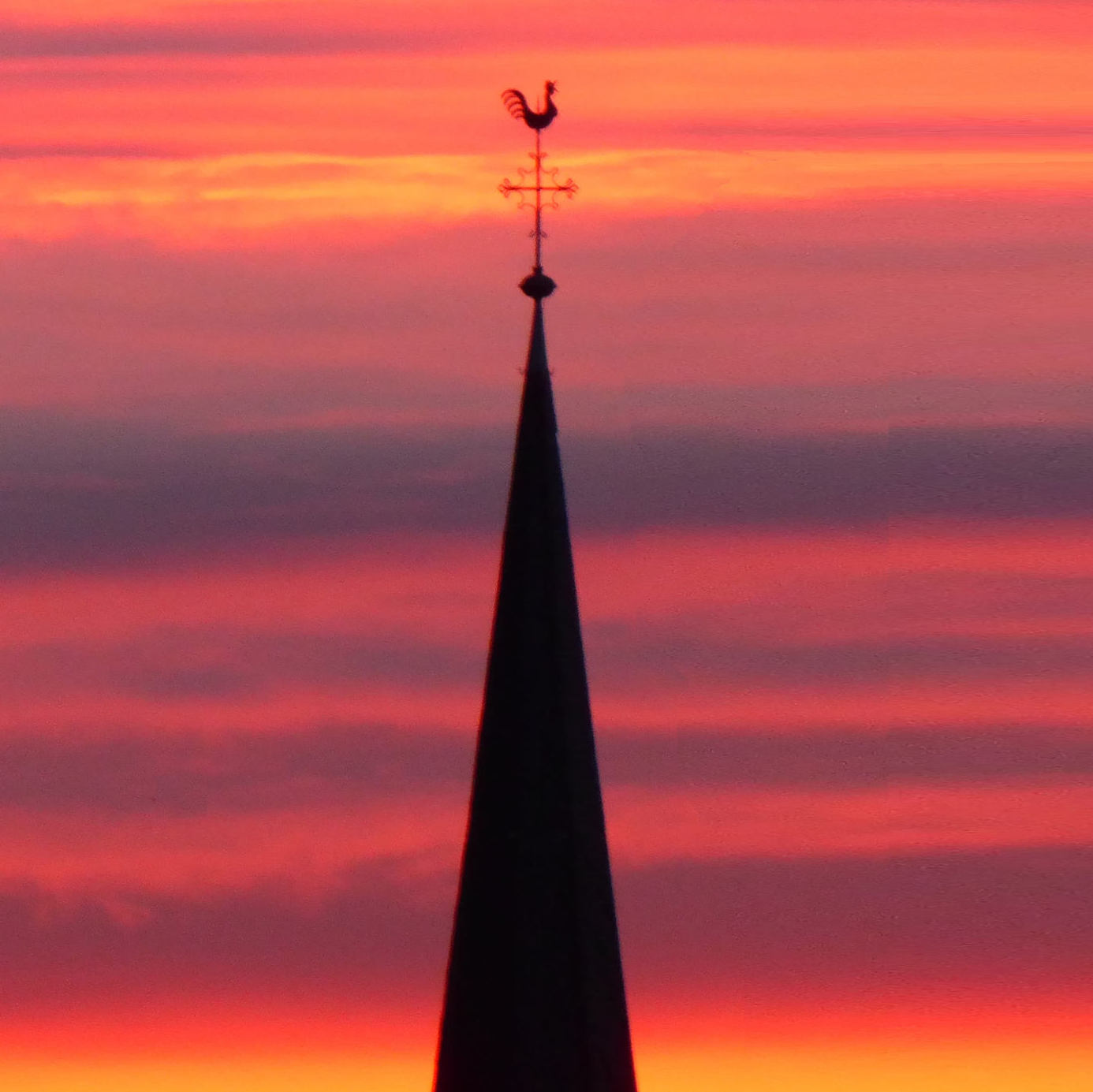 Morgenrot leuchtet über St. Bonifatius - ein Zeichen des Himmels? (c) bg '20